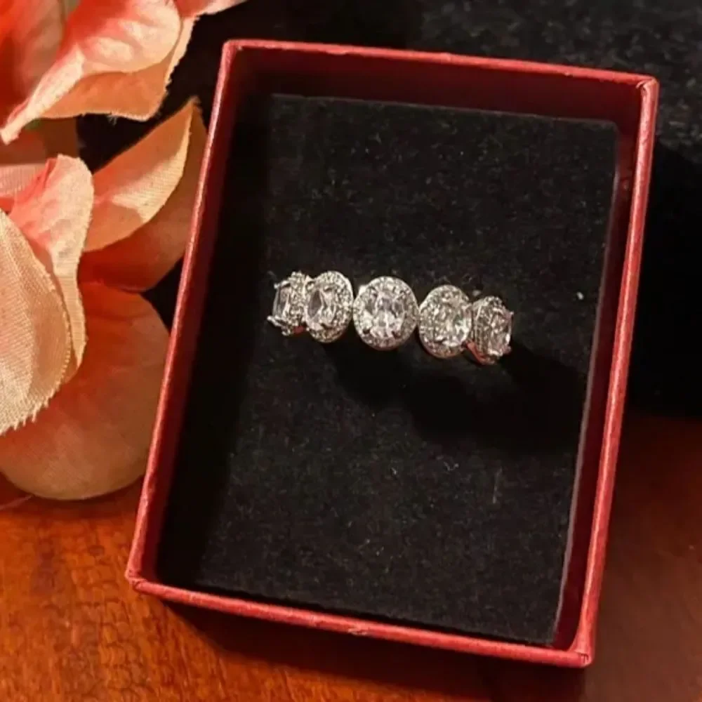 Stunning shiny diamond  wedding ring sz 7